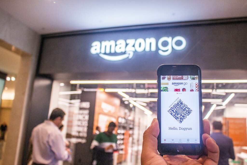 A Amazon está liderando mais uma transformação no setor de tecnologia publicitária com o lançamento do Amazon Retail Ad Service. Este serviço, já em fase beta, capacita varejistas a incorporar as ferramentas de anúncios robustas da gigante do e-commerce em seus próprios sites e aplicativos. A inovação promete mudar as regras do jogo para marcas que buscam engajamento personalizado e resultados mensuráveis. O Que é o Amazon Retail Ad Service? O Amazon Retail Ad Service é uma solução projetada para varejistas que desejam integrar os recursos avançados da Amazon Ads em suas plataformas digitais. Entre suas funcionalidades estão: Exibição de anúncios contextuais em páginas de produtos e resultados de busca. Personalização de design, frequência e posicionamento dos anúncios. Ferramentas completas de medição e relatórios. Gestão de dados por meio de contas na AWS, garantindo escalabilidade e segurança. Com esta tecnologia, varejistas podem oferecer experiências publicitárias refinadas aos seus consumidores, enquanto maximizam a receita por meio de uma parceria direta com a Amazon Ads. Varejistas de Destaque e o Potencial da Nova Solução O serviço já está sendo utilizado por empresas como: iHerb: Focada em saúde e bem-estar, a marca implementou os anúncios para alcançar mais de 1.200 marcas em sua plataforma. Oriental Trading: Especialista em brinquedos e artigos para festas, beneficiando-se da personalização de anúncios. Weee!: Mercearia asiática que utiliza a tecnologia para oferecer experiências publicitárias que impulsionam conversões. Outros varejistas, como a Tilly, estão em processo de adoção, indicando que o alcance e a relevância da ferramenta estão em plena expansão. Por Que Este Lançamento Importa? A estratégia da Amazon vai além da venda direta de anúncios em sua própria plataforma. Agora, a empresa oferece uma infraestrutura tecnológica para terceiros, permitindo que varejistas: Aumentem a receita publicitária por meio de anúncios altamente direcionados. Possuam controle total sobre a experiência publicitária, desde a exibição até o fluxo final de compra. Aproveitem a infraestrutura da AWS, garantindo desempenho e escalabilidade. Além disso, a solução fortalece o relacionamento entre marcas e consumidores, com anúncios que orientam as decisões de compra e melhoram a experiência do usuário. O Impacto no Mercado de Publicidade Digital Com uma receita publicitária de US$ 50 bilhões, a Amazon está pronta para consolidar seu domínio no setor de mídia digital. A introdução do Retail Ad Service abre novas possibilidades para varejistas que desejam competir em um mercado cada vez mais competitivo, permitindo acesso a ferramentas anteriormente exclusivas do ecossistema da Amazon. Paula Despins, vice-presidente de medição de anúncios da Amazon Ads, destaca que o objetivo principal é proporcionar anúncios relevantes que facilitem a jornada de compra, agregando valor tanto para consumidores quanto para varejistas. Tecnologia Sob a Infraestrutura da AWS Construído sobre a confiável Amazon Web Services, o Retail Ad Service oferece: Escalabilidade de alto desempenho, essencial para varejistas que enfrentam picos de demanda. Integração fluida de anúncios e checkout, permitindo que consumidores concluam compras sem fricção. A flexibilidade também é um diferencial: varejistas podem optar por utilizar o console padrão da Amazon Ads ou criar suas próprias interfaces personalizadas. Conclusão O Amazon Retail Ad Service marca um novo capítulo na publicidade digital, democratizando o acesso às ferramentas avançadas da Amazon para varejistas globais. Essa inovação é mais do que uma simples oferta tecnológica; ela representa um movimento estratégico que pode remodelar o mercado de mídia de varejo, aumentando a eficiência, a personalização e o controle sobre os anúncios. Varejistas que adotarem essa tecnologia estarão na vanguarda da publicidade digital, garantindo não apenas maior retorno sobre o investimento, mas também uma experiência superior para os consumidores. Perguntas Frequentes (FAQs) 1. O que é o Amazon Retail Ad Service? É uma solução que permite a varejistas utilizar as ferramentas de anúncios da Amazon em seus próprios sites e aplicativos. 2. Quem pode usar esse serviço? Qualquer varejista interessado em personalizar anúncios e aproveitar a infraestrutura da Amazon Ads. 3. A tecnologia é escalável? Sim, o serviço utiliza a infraestrutura da AWS, garantindo alto desempenho e escalabilidade. 4. Quais são os benefícios para os consumidores? Os anúncios personalizados tornam a experiência de compra mais relevante e informativa. 5. Como os varejistas gerenciam os anúncios? Eles podem usar o console padrão da Amazon Ads ou criar suas próprias interfaces personalizadas para maior controle.