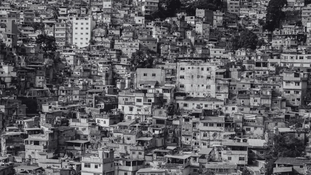 Como Surgiram as Favelas e o Potencial de Consumo Liderado por Mulheres
