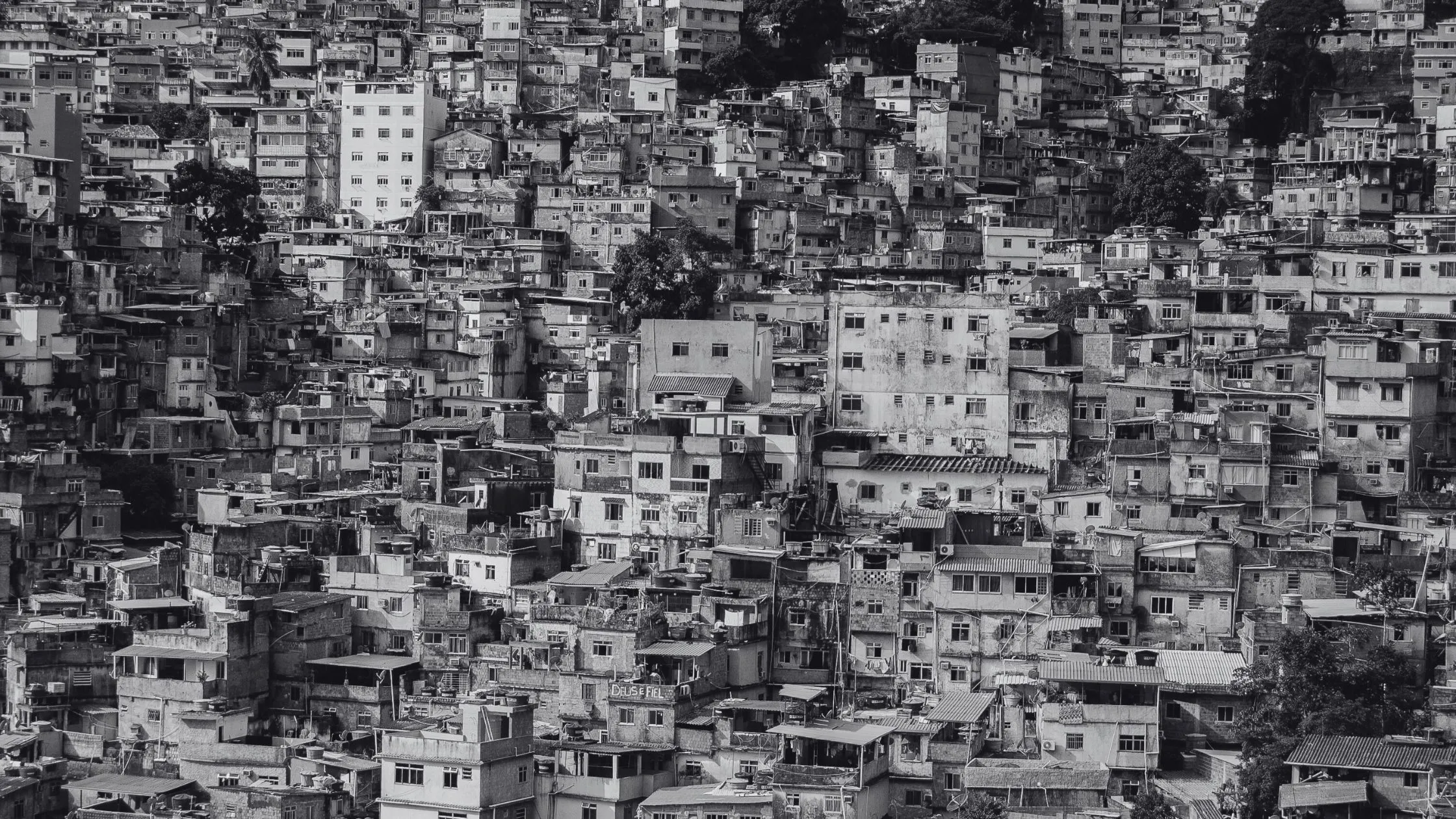 Como Surgiram as Favelas e o Potencial de Consumo Liderado por Mulheres