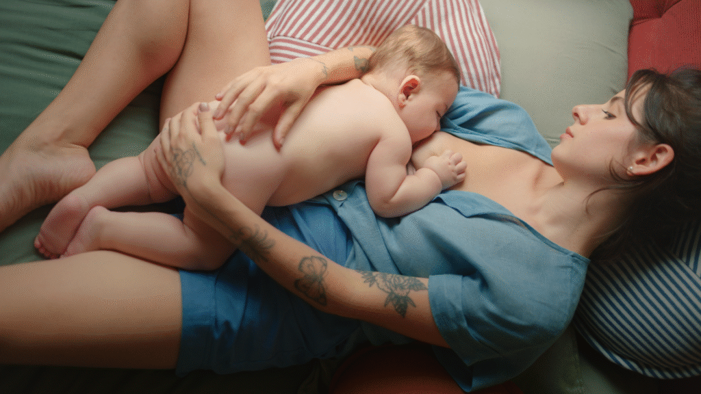 Propaganda da Natura Mamãe e Bebê mostrando mãe e filho em momento de carinho